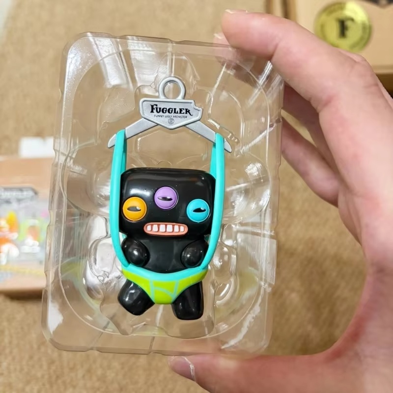 صندوق مفاجآت رسمي من Fuggler X - مراجعة Vinyl Figure Blank وسعره
